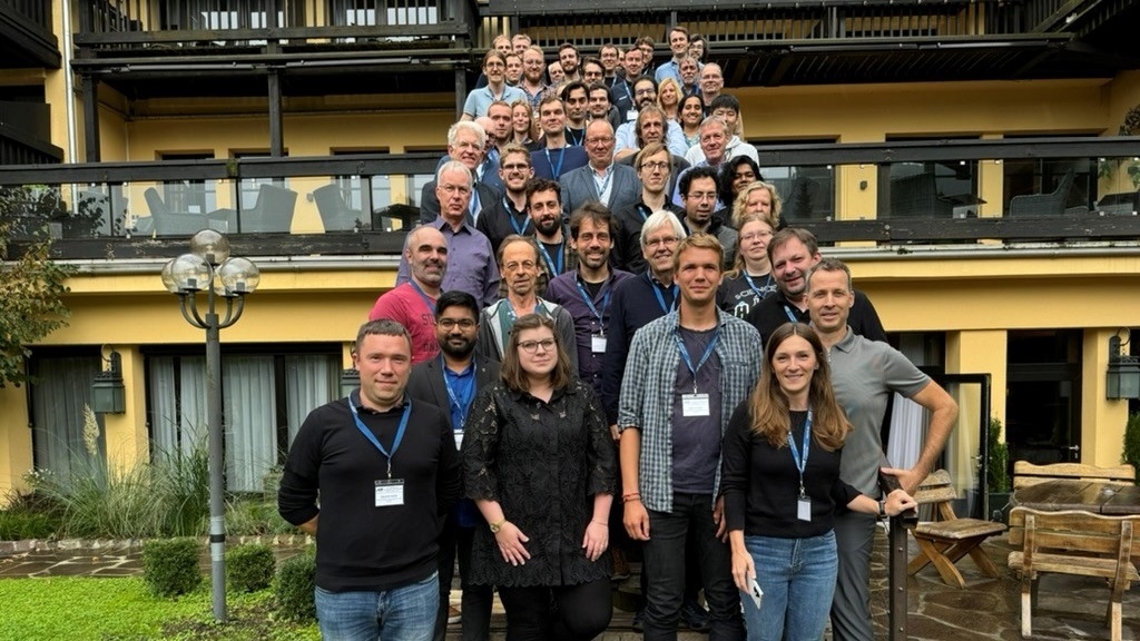 Gruppenbild Workshopteilnehmerinnen und -teilnehmer auf einer Treppe