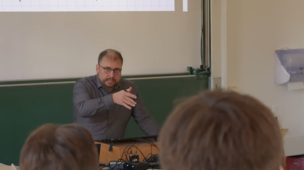 Dr. Andreas Liste im Hörsaal mit Studierenden