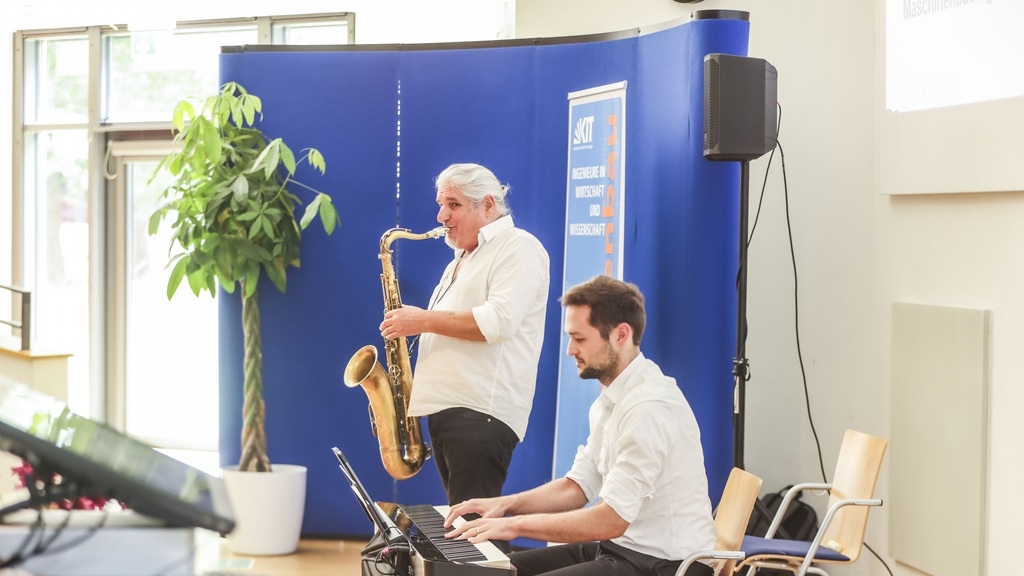 Ein Saxofonist und ein E-Pianospieler im Profil