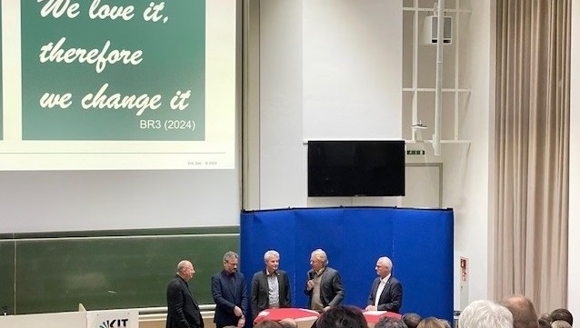 Vertreter des Bereichs 3 und Präsident Hesthaven bei Podiumsdiskussion